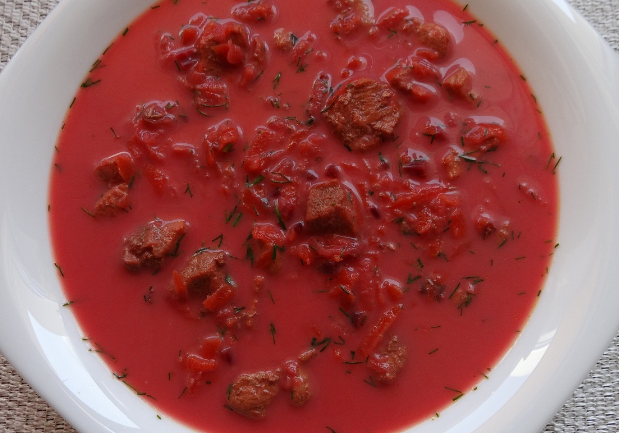 Zupa z łodyg czerwonego buraka foto