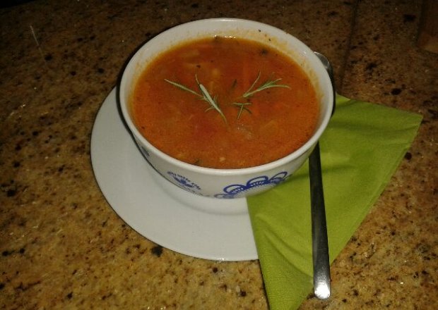 Fotografia przedstawiająca zupa z łososia z warzywami