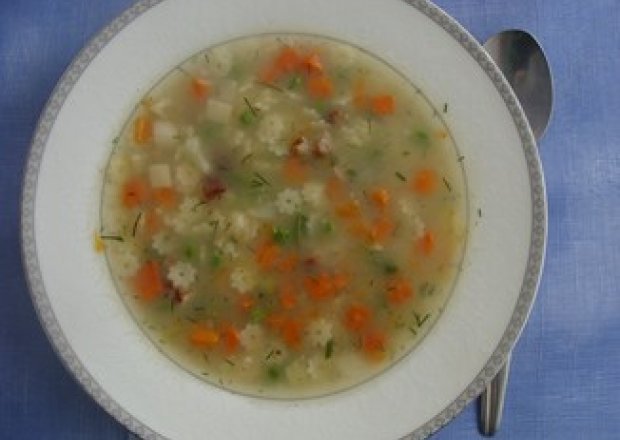 Fotografia przedstawiająca Zupa z makaronem i boczkiem