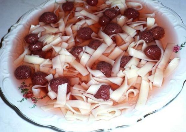 Fotografia przedstawiająca Zupa z makaronem i truskawkami