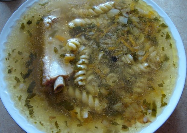 Fotografia przedstawiająca Zupa z makaronem na żeberkach