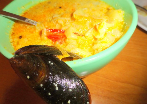 Fotografia przedstawiająca Zupa z małżami i mleczkiem kokosowym