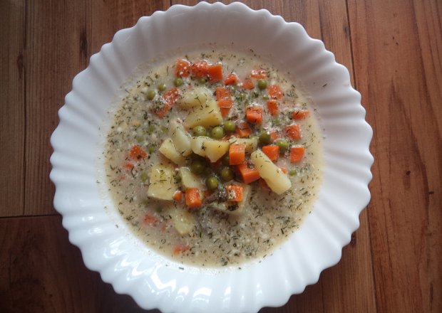 Fotografia przedstawiająca Zupa z marchewką, groszkiem i suszonym koperkiem :)