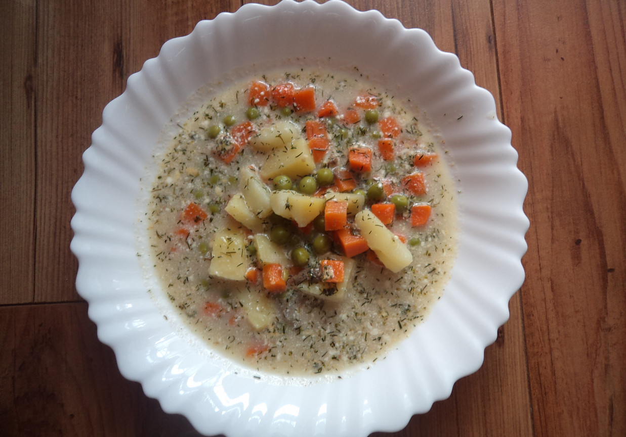 Zupa z marchewką, groszkiem i suszonym koperkiem :) foto