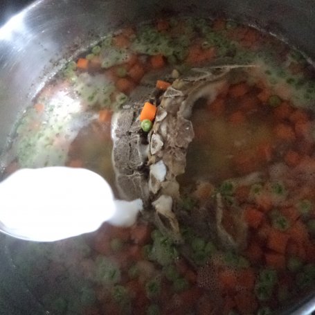 Krok 5 - Zupa z marchewką, groszkiem i suszonym koperkiem :) foto