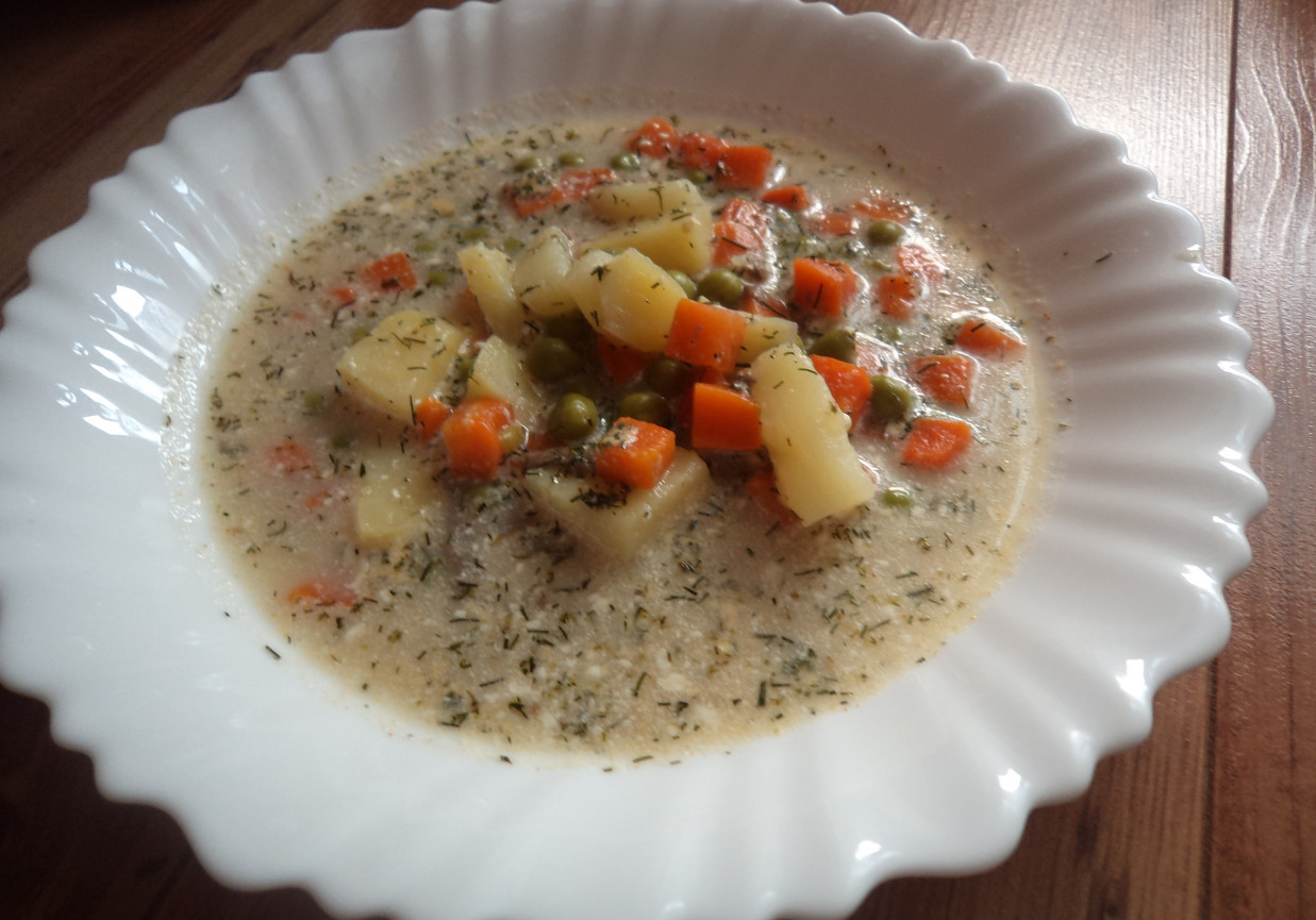 Zupa z marchewką, groszkiem i suszonym koperkiem :) foto