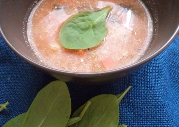 Fotografia przedstawiająca Zupa z marchewką i groszkiem szpinakiem wzbogacona :)