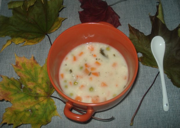 Fotografia przedstawiająca Zupa z marchewką i groszkiem- w wesji z ryżem :)