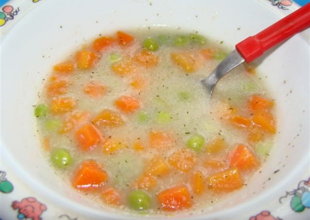Fotografia przedstawiająca zupa z marchewką i groszkiem