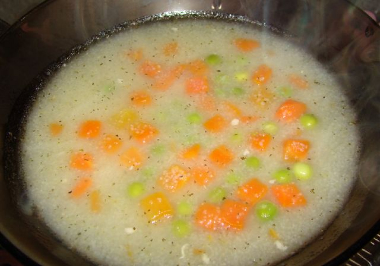 zupa z marchewką i groszkiem foto