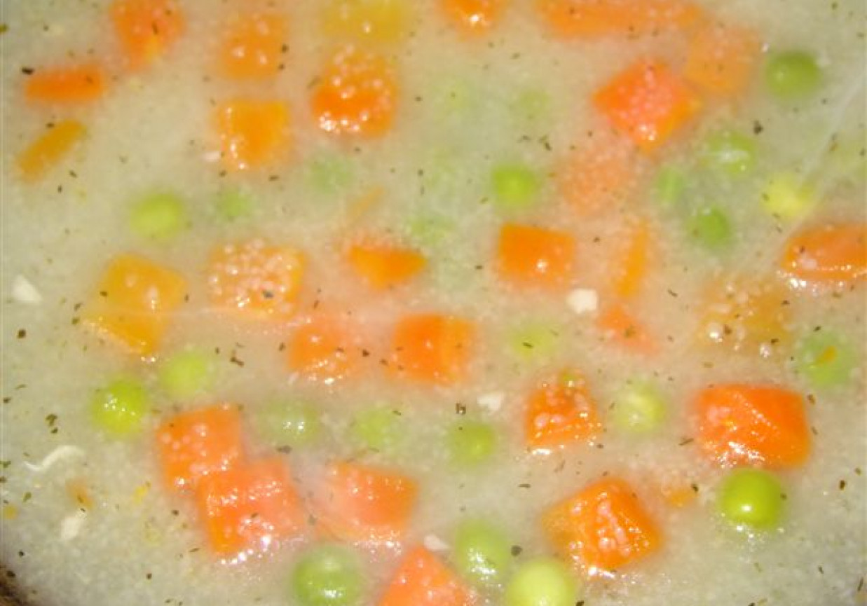 zupa z marchewką i groszkiem foto