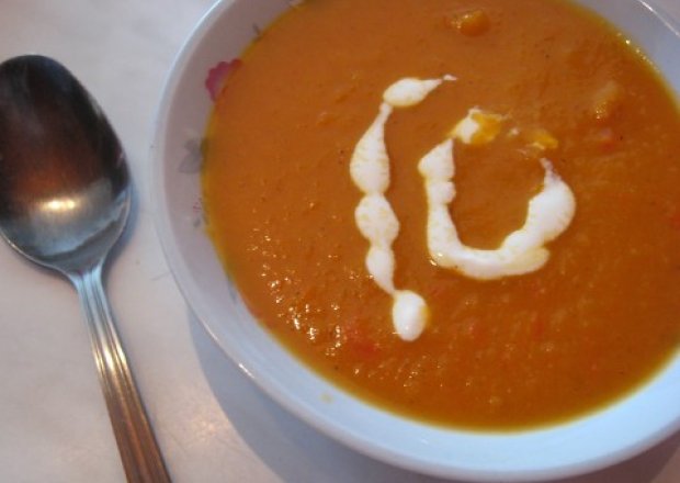 Fotografia przedstawiająca zupa z marchwii lub dynii