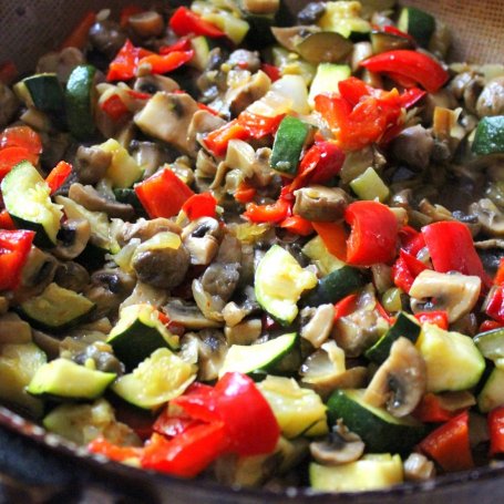 Krok 2 - Zupa z marynowanym w ziołach schabem oraz letnimi warzywami foto