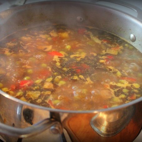 Krok 3 - Zupa z marynowanym w ziołach schabem oraz letnimi warzywami foto
