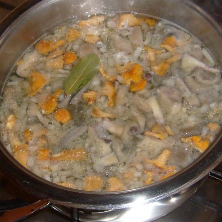 Krok 4 - ZUPA Z MAŚLAKÓW I KUREK foto