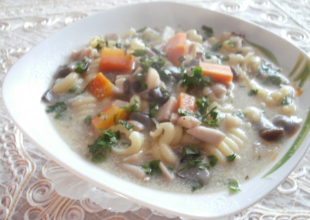 Fotografia przedstawiająca zupa z maślaków