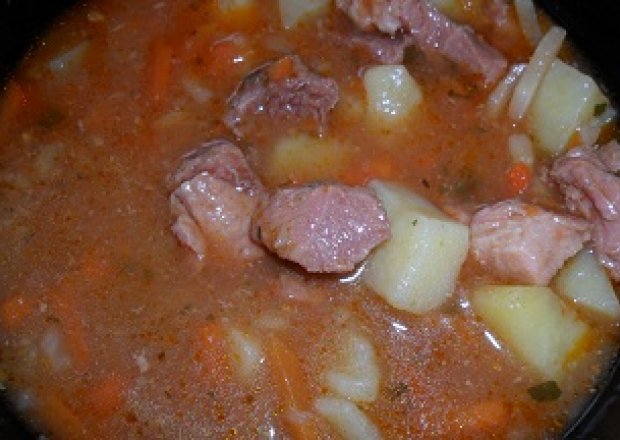 Fotografia przedstawiająca Zupa z mięsem i ziemniakami