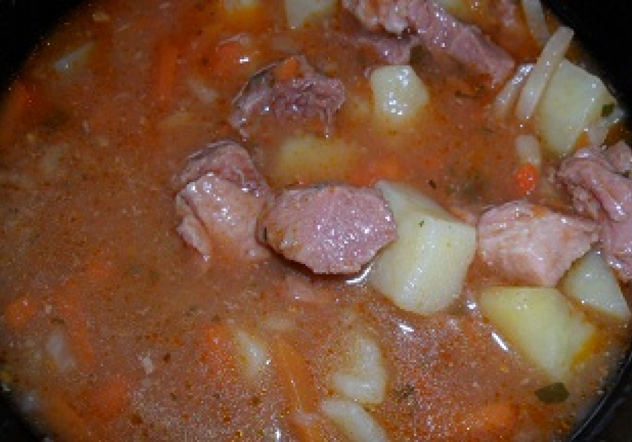 Zupa z mięsem i ziemniakami foto