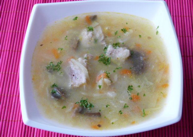 Fotografia przedstawiająca Zupa z mięsem, warzywami i kaszą manną