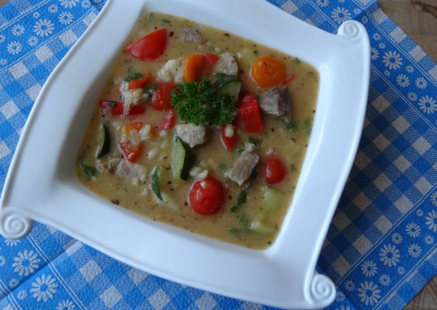 Fotografia przedstawiająca Zupa z mięsem,warzywami i pęczakiem