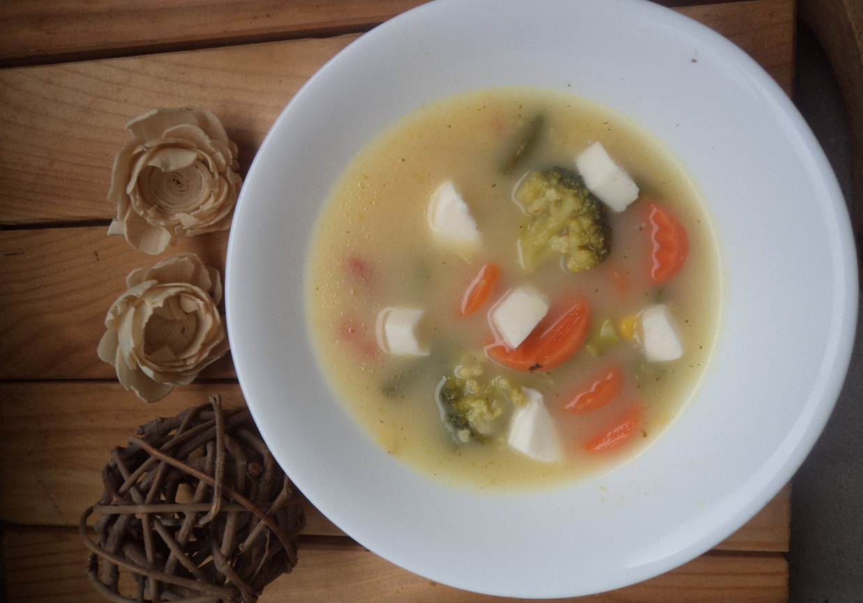 Zupa z miesznką włoską zaserwowana z Mozarellą :) foto