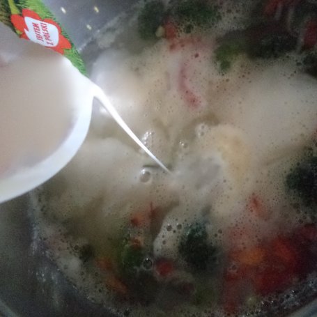 Krok 4 - Zupa z miesznką włoską zaserwowana z Mozarellą :) foto