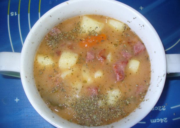 Fotografia przedstawiająca Zupa  z młodą fasolą i ziemniakami
