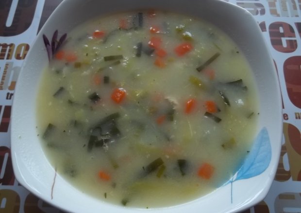 Fotografia przedstawiająca Zupa z młodą kapustą, marchewką i groszkiem