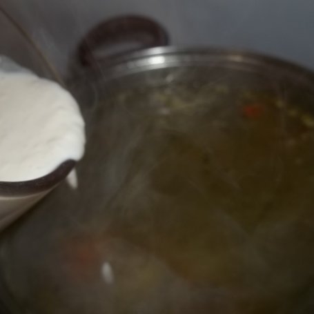 Krok 3 - Zupa z młodą kapustą, marchewką i groszkiem foto