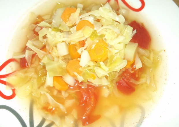 Fotografia przedstawiająca Zupa z młodą kapustką i pomidorami