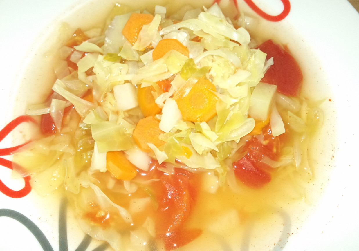 Zupa z młodą kapustką i pomidorami foto