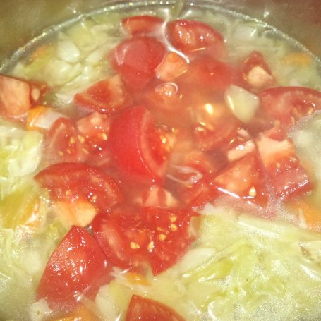 Krok 4 - Zupa z młodą kapustką i pomidorami foto