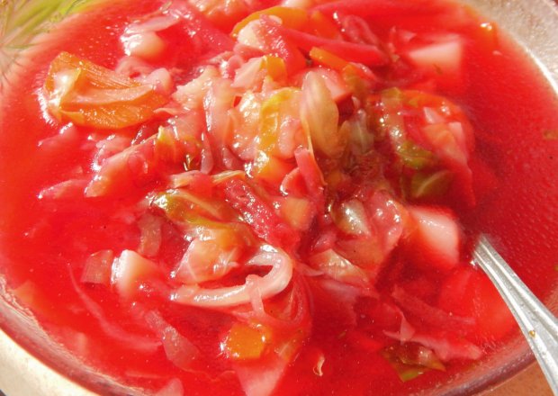 Fotografia przedstawiająca Zupa z młodej kapusty, buraków i pomidorów