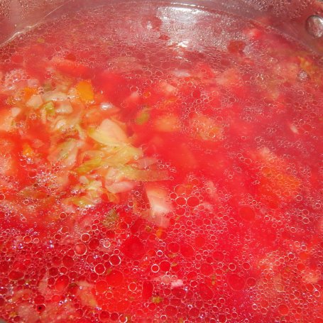 Krok 6 - Zupa z młodej kapusty, buraków i pomidorów foto