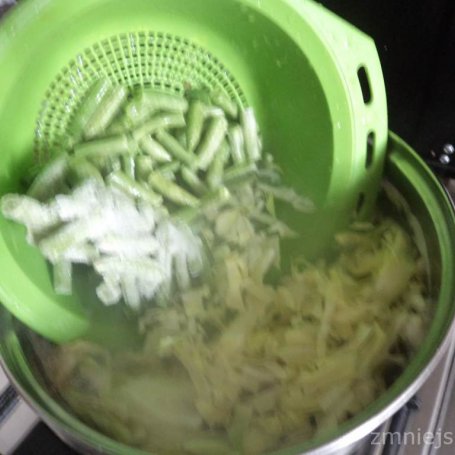 Krok 4 - Zupa z młodej kapusty i fasolki zielonej foto