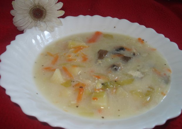 Fotografia przedstawiająca Zupa z młodej kapusty i pieczarek