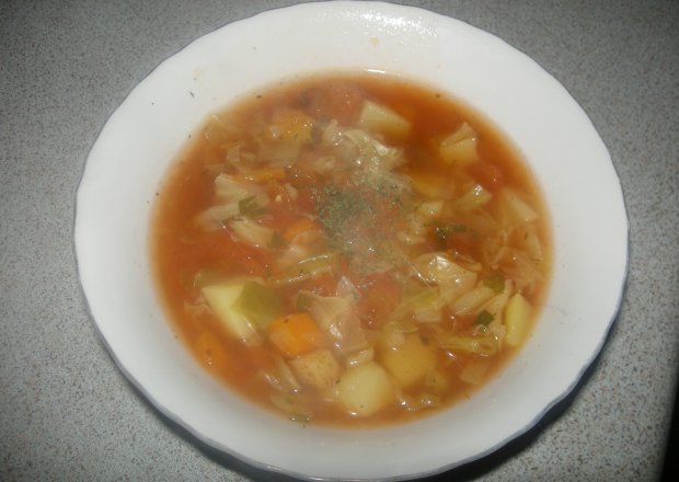 Fotografia przedstawiająca zupa z młodej kapusty i pomidorów