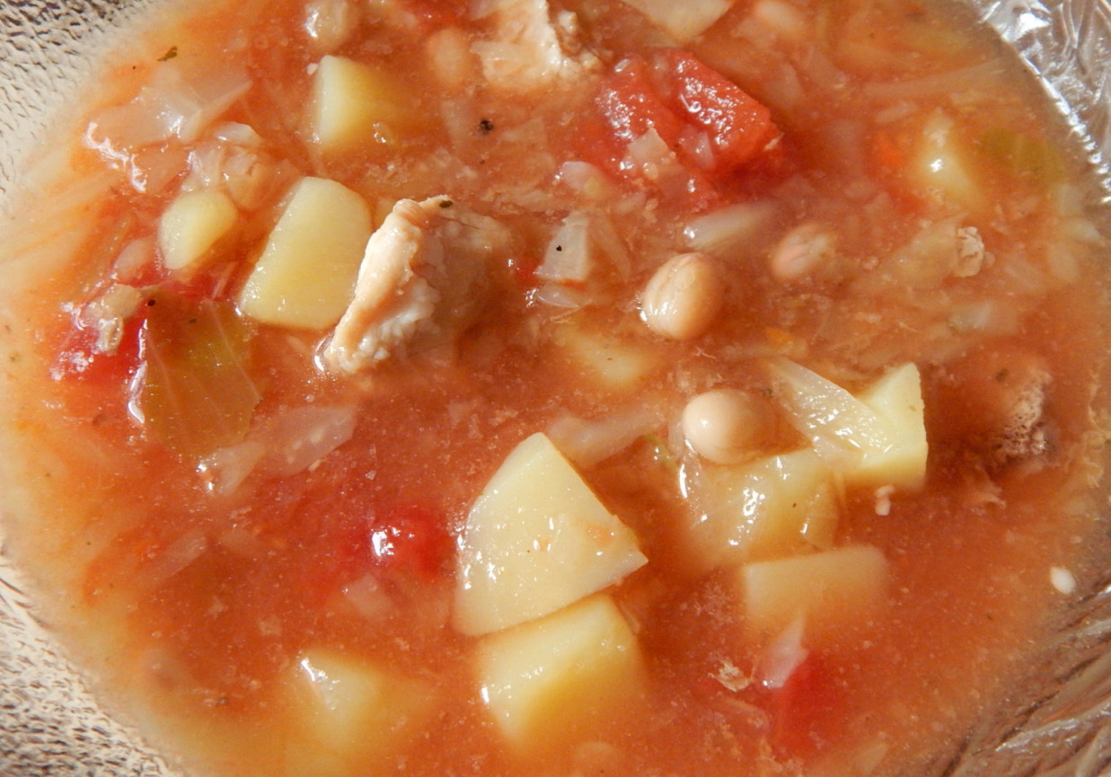 Zupa z młodej kapusty z fasolą i pomidorami  foto