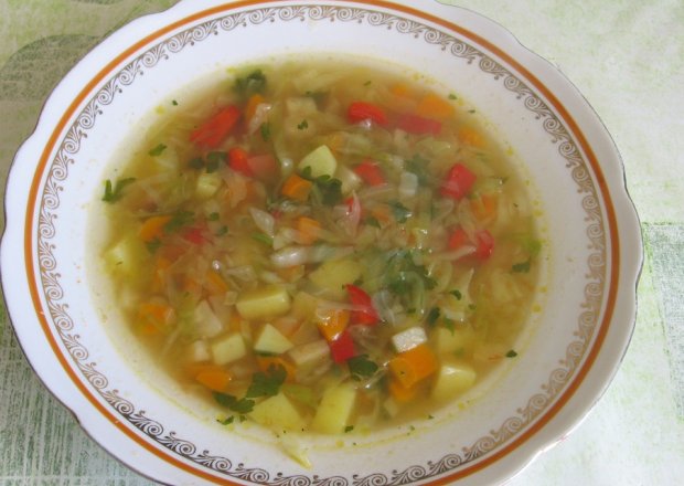 Fotografia przedstawiająca Zupa z młodej kapusty z papryką