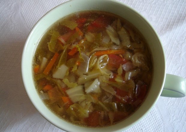 Fotografia przedstawiająca Zupa z młodej kapusty z pomidorami