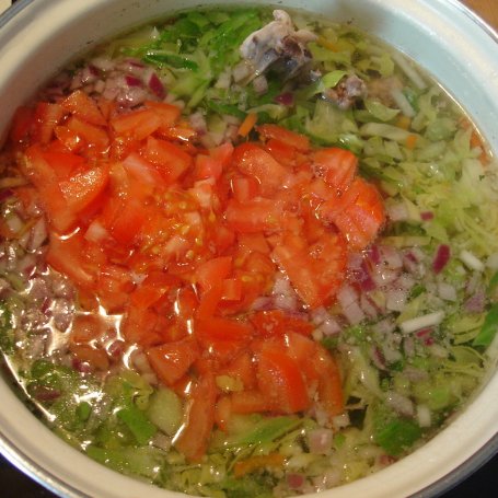 Krok 3 - Zupa z młodej kapusty z pomidorami foto