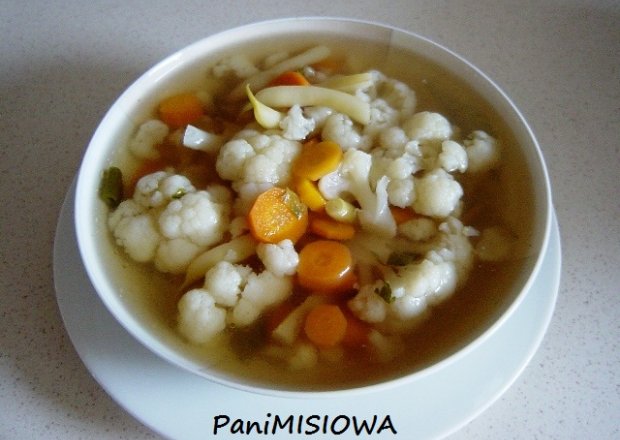 Fotografia przedstawiająca Zupa z młodych warzyw