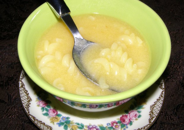 Fotografia przedstawiająca zupa z mrożonej dyni,musu dyniowego na mleku z makaronem...