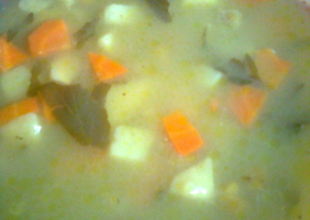 Fotografia przedstawiająca zupa z mrożonki warzywnej z pulpetami