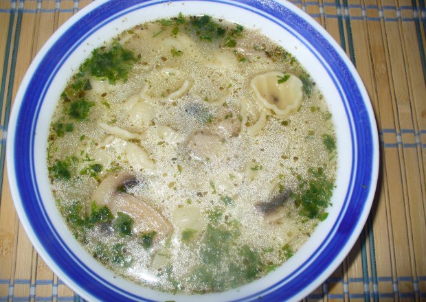 Fotografia przedstawiająca Zupa z muszelkami i pieczarkami