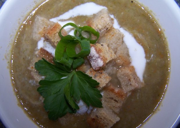 Fotografia przedstawiająca zupa z nóżek od pieczarek z grzankami