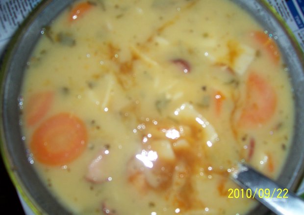 Fotografia przedstawiająca zupa z omielanego grochu z łazankami