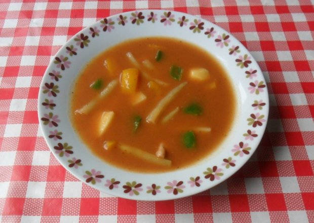 Fotografia przedstawiająca Zupa z papryką i ziemniakami