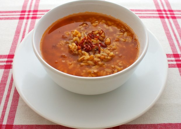 Fotografia przedstawiająca Zupa z papryki, soczewicy i ryżu
