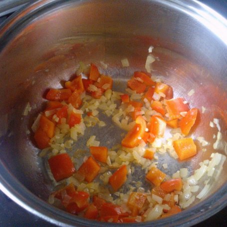 Krok 2 - Zupa z papryki z grzankami czosnkowymi foto
